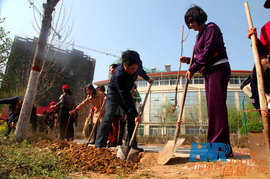 信息廣播總監(jiān)李金鋒與《老朋友》主持人曉雨參與植樹(shù)活動(dòng)