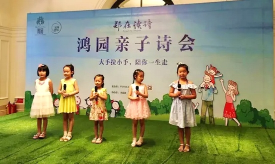 開場(chǎng)表演是武警河南省總隊(duì)幼兒園的五位小朋友為大家?guī)?lái)的《我想》