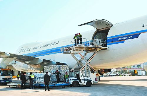 鄭州航空港飛機(jī)正在裝貨