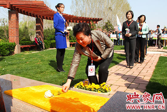 河南省紅十字會(huì)黨組書(shū)記、常務(wù)副會(huì)長(zhǎng)趙國(guó)新敬獻(xiàn)鮮花