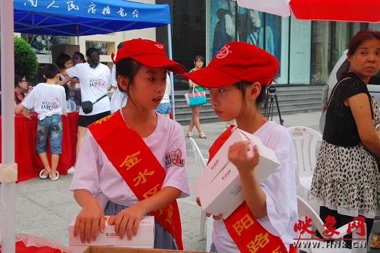 來(lái)自南陽(yáng)路一小的雙胞胎姐妹志愿者