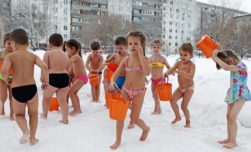 幼兒園的兒童身穿泳裝，在零下25度的雪地里沖涼水澡。