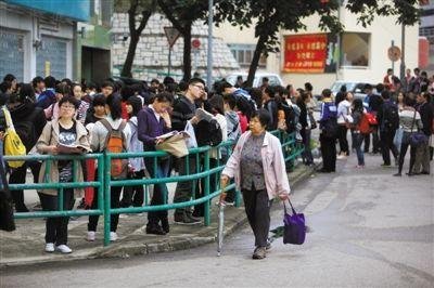 2012年12月1日早晨，香港一處SAT考場(chǎng)，考生在等候進(jìn)場(chǎng)