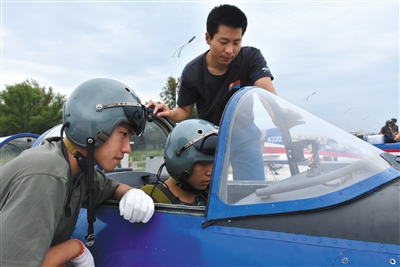 8月26日，來自吉林、湖北、山東的青少年航空學(xué)校的高中學(xué)生，進行了首次飛行體驗活動