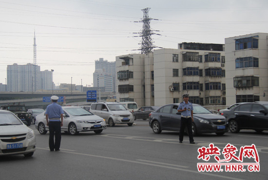 鄭州市三大隊交警正在檢查黃標(biāo)車