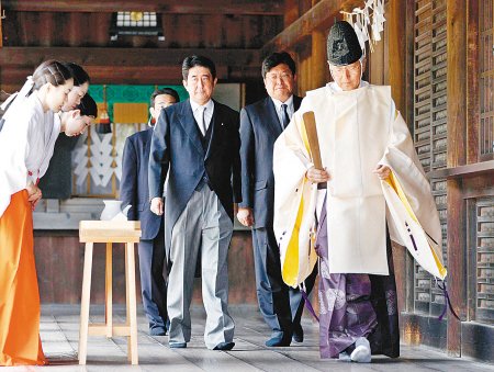 2011年8月15日安倍晉三等人參拜靖國神社。