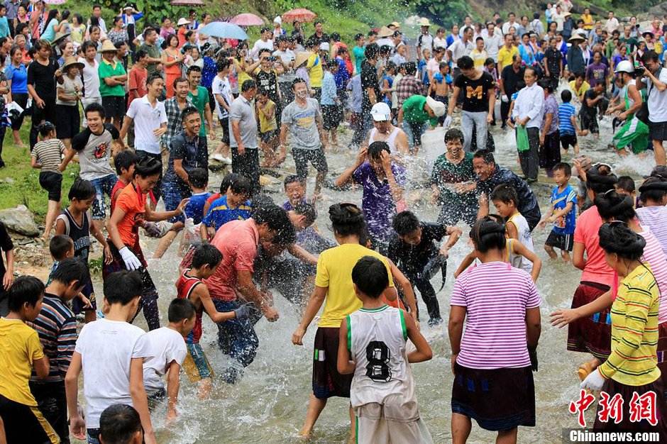 圖為7月9日，村民在小河里摸魚搶魚。譚凱興 攝