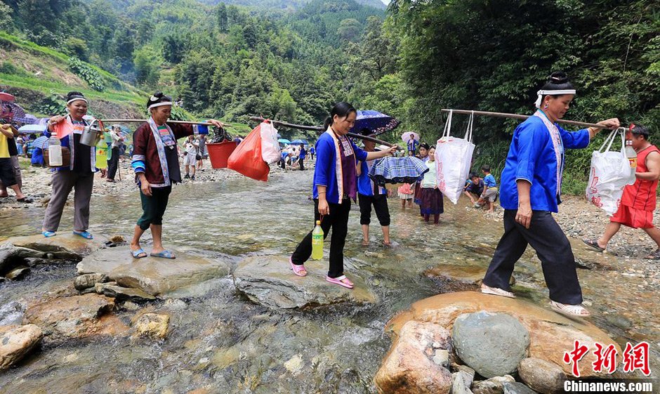 7月9日，一年一度的鬧魚節(jié)在廣西融水苗族自治縣白云鄉(xiāng)保江村舉行，附近村屯的居民前往集會地參加節(jié)日活動