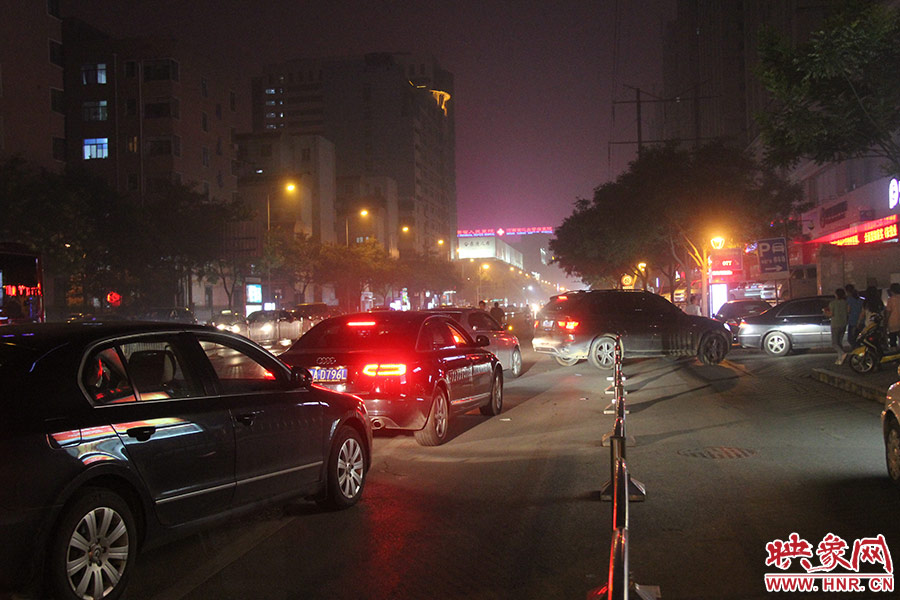 等待加油的車(chē)輛已經(jīng)排到了加油站外的道路上。