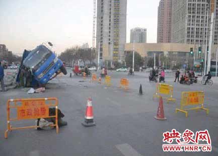 “鄭州地鐵站附近路面塌陷”實為大貨車壓塌透水路面