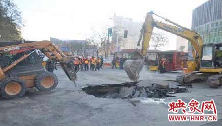 “鄭州地鐵站附近路面塌陷”實為大貨車壓塌透水路面