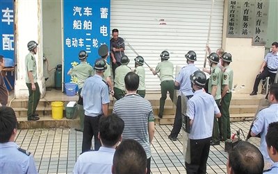 昨日，警方趕到現(xiàn)場制服嫌疑人何某。