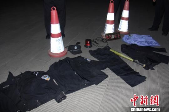 山西4人開警車假冒交警上路執(zhí)勤罰款(圖)