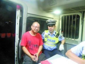 冉強(qiáng)開心地接受了民警的處罰和教育。高新區(qū)交巡警支隊(duì)供圖