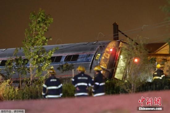 當?shù)貢r間5月12日晚，一列美國鐵路公司的火車在費城弗蘭克福段脫軌，導致至少50人受傷。