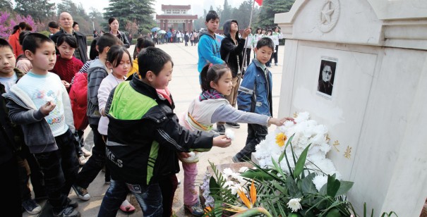 昨天上午，來鄭州市烈士陵園祭掃的小學(xué)生將百花擺放在吉鴻昌烈士墓前