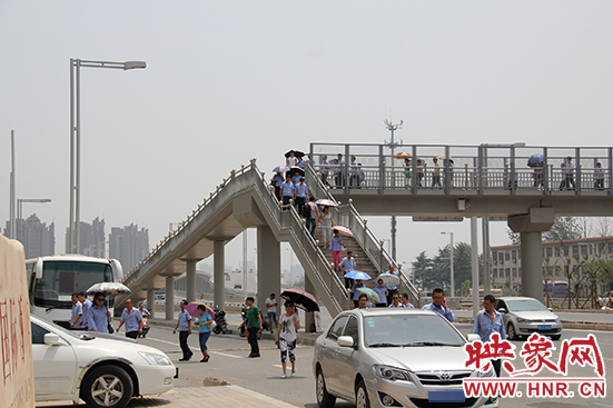 過(guò)人行天橋的人與車輛交叉在一起