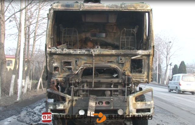 登封一大貨車突發(fā)自燃 幸遇灑水車路過幫其滅火