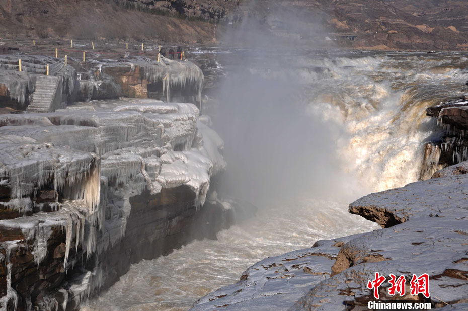 黃河壺口瀑布現(xiàn)流凌冰掛美景