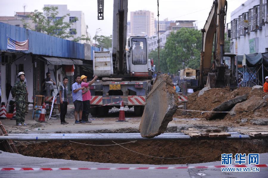 5月21日，在廣東省深圳市龍崗區(qū)橫崗街道紅棉二路華茂工業(yè)園路面塌陷處，救援人員在現(xiàn)場(chǎng)救援。