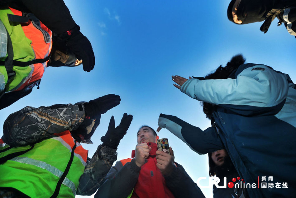 2012年12月23日，北京靈山，救援人員在積雪四十厘米多的山上搜救。