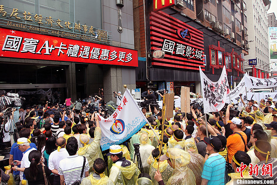 5月13日下午，屏東縣數(shù)百漁民北上臺北，冒雨在馬尼拉經(jīng)濟文化辦事處前抗議，要求菲律賓政府為攻擊臺漁船