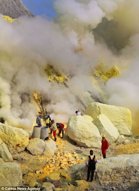 印尼硫磺礦工火山口"淘金"