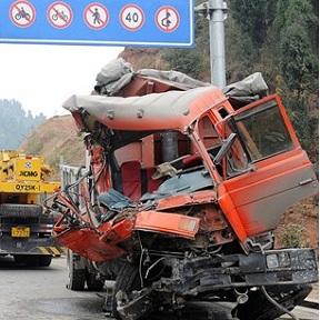 客貨車相撞7死19傷