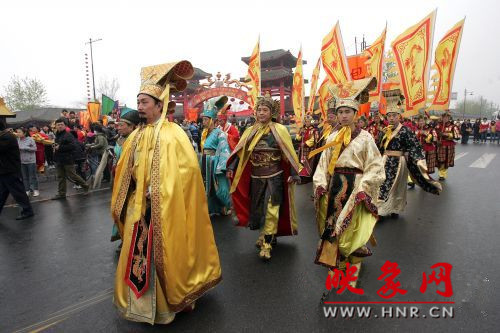 　　3月30日上午,開封市舉行2013中國(開封)清明文化節(jié)踏春巡游活動(dòng)?！?　　