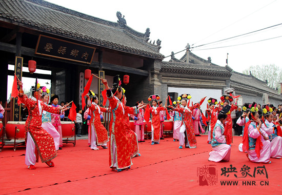 游客參觀清明小長假新推出的本土特色節(jié)目《鼓樂迎賓》。