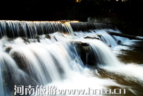 美酒晚會比賽一個(gè)都不少 四月到金頂山景區(qū)樂翻天