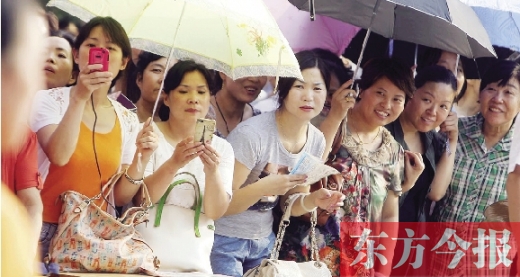 7月6日，鄭州市文化路省實(shí)驗(yàn)中學(xué)小升初測(cè)評(píng)點(diǎn)，家長(zhǎng)們聚集在一起，焦急地等待自己的孩子走出考場(chǎng) 劉棟杰