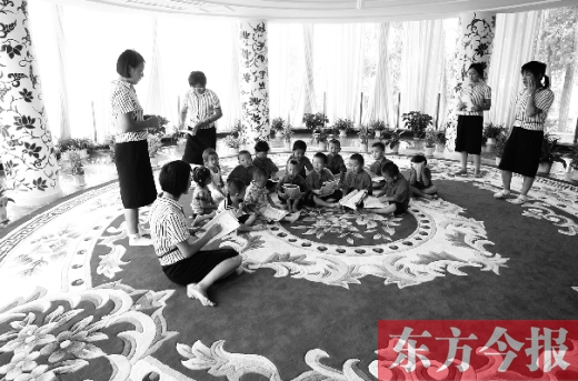 鄭州一幼兒園里的孩子在老師的帶領(lǐng)下讀《論語》。