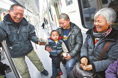 乘客中有80歲的老人，也有幾歲大的小孩，他們眼神共同傳遞著：新鮮和好奇。記者王錚攝