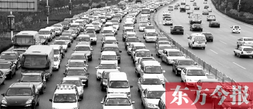 21日，鄭州市中州大道，大量擁堵的汽車將寬寬的道路變成“停車場”