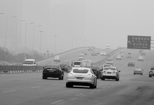 道路上飽和的機(jī)動(dòng)車無疑是造成霧霾天氣的一個(gè)原因