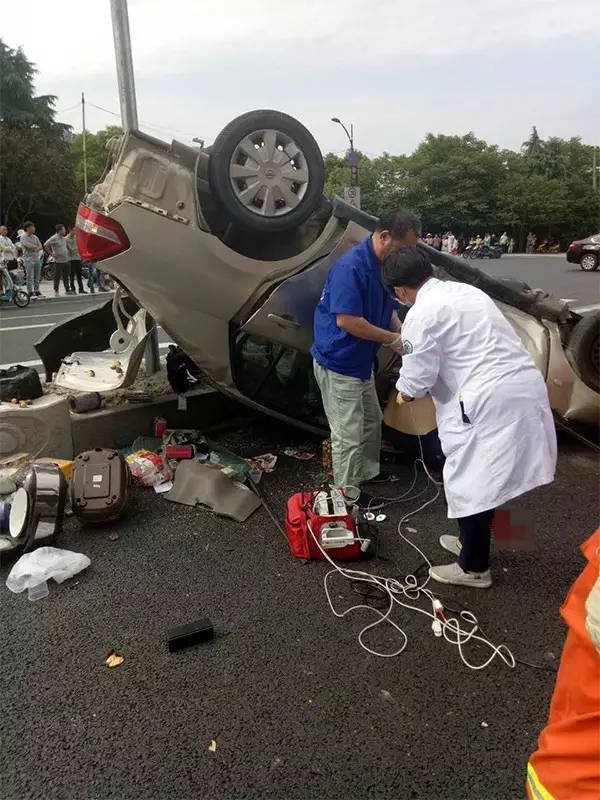 不值！小車四腳朝天司機身亡 死者只為偷幾罐奶粉