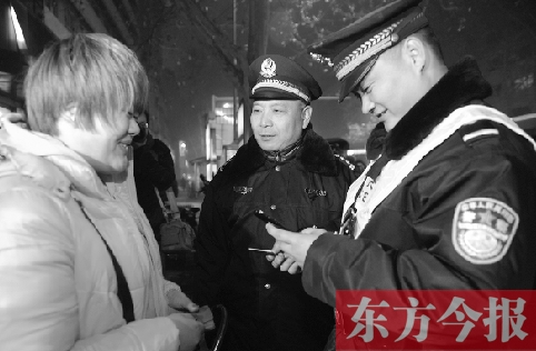 鄭州市公安局金水路分局黃柏仁局長（中）帶領(lǐng)民警夜間在轄區(qū)巡邏