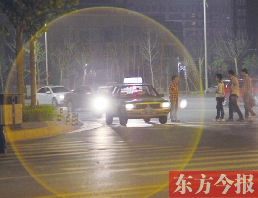 昨晚，鄭州火車東站，一些出租車?？吭诼愤?，見到行人不時(shí)主動(dòng)搭訕 東方今報(bào)暗訪組 攝