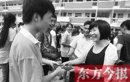 7月23日，晨鐘教育集團黨委書記張玲為支教大學(xué)生頒發(fā)證書