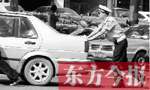 一輛車(chē)壞在了路中間，執(zhí)勤交警幫推車(chē)