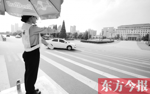 昨日，駐馬店市開源大道，女交警冒高溫指揮交通