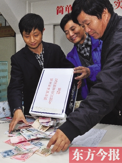 11月2日，鄭州眾多出租車司機(jī)為成都身患重病的的哥鄺德生募捐