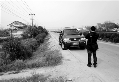 3月30日，一輛用來(lái)掃墓的軍車(chē)停放在合肥市小蜀山公墓附近。新華社發(fā)