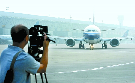 　8月28日，一架嶄新的波音737-800型飛機(jī)平穩(wěn)降落在鄭州新鄭國際機(jī)場。