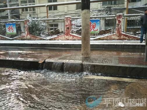 平頂山市區(qū)一自來(lái)水管爆裂 街道變河流