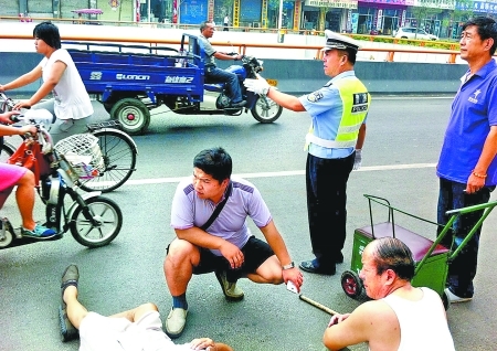 老人街頭摔倒 眾人聯(lián)手救助