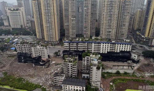 重慶鬧市爆破拆除大樓