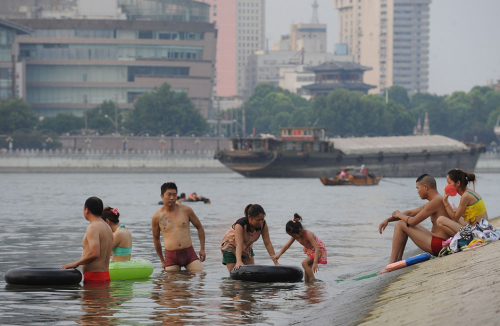 武漢熱浪滾滾 市民橋墩跳水