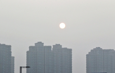 昨天，鄭州市區(qū)，霧霾遮擋的太陽像個月亮。